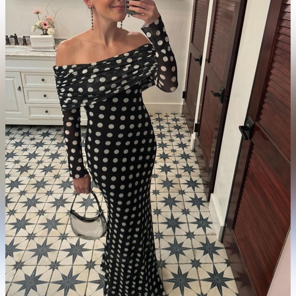 🎉Make a statement Off Shoulder Polka Dot Maxi Dress, perfect for any occ… - Picture 8 of 16